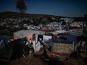 Migranti ijí v táboe Moria na ostrov Lesbos v dsivých podmínkách. Mezi nimi...