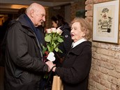 Josef Somr blahopeje Blance Bohdanové k vernisái i 90. narozeninám.