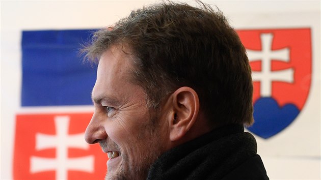 Slovenský premiér Igor Matovi to kvli okování a eení pandemie schytává ze vech stran.
