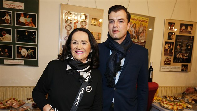 Ondej Koptík celý veer chodil za Hanou Gregorovou jako vrný pejsek.