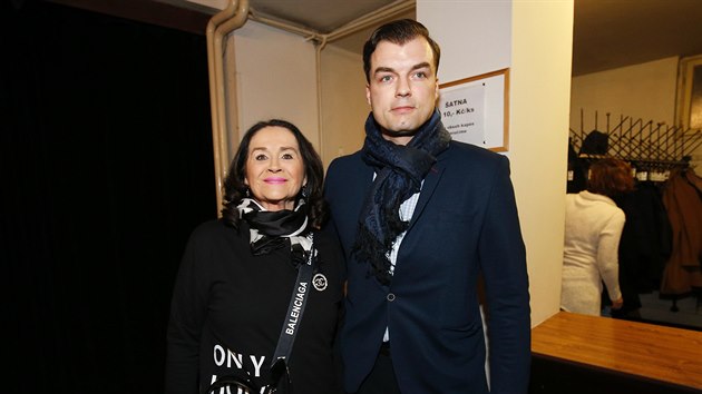 Ondej skáe, jak Hana píská.