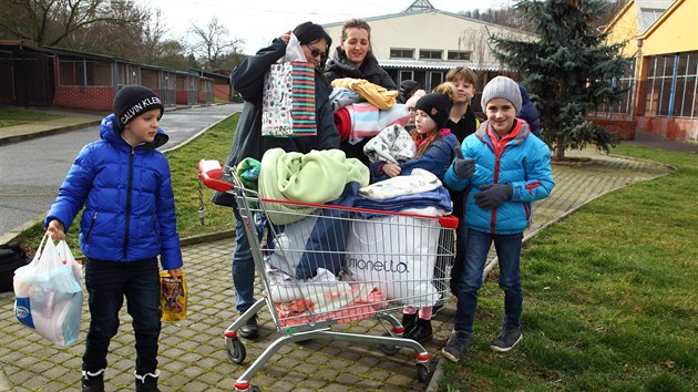 �áci ze 2. B soukromé základní �koly Wonderland Academy p�inesli opu�t�ným pejsk�m pamlsky, ale i pot�ebné deky.