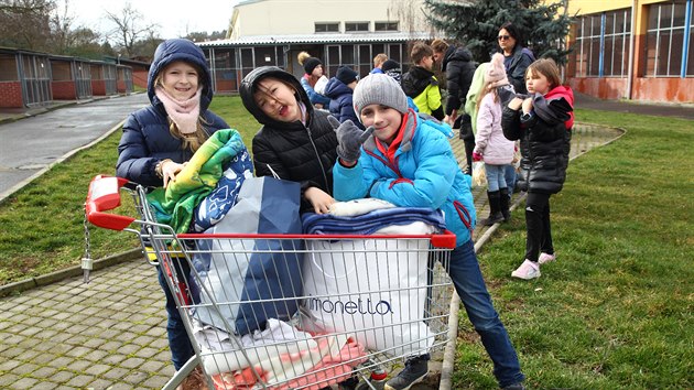 �áci ze 2. B soukromé základní �koly Wonderland Academy p�inesli opu�t�ným pejsk�m pamlsky, ale i pot�ebné deky.