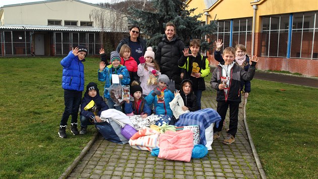 �áci ze 2. B soukromé základní �koly Wonderland Academy p�inesli opu�t�ným pejsk�m pamlsky, ale i pot�ebné deky.