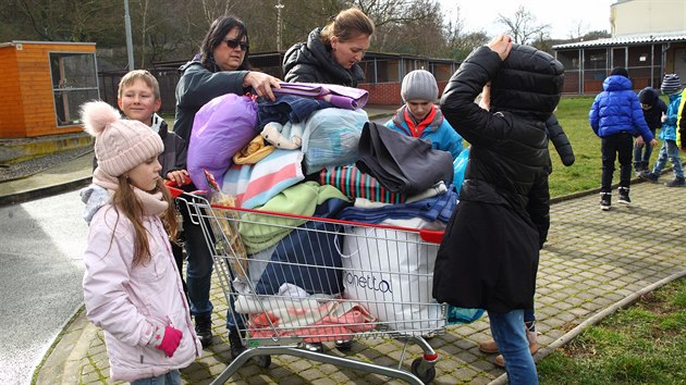 �áci ze 2. B soukromé základní �koly Wonderland Academy p�inesli opu�t�ným pejsk�m pamlsky, ale i pot�ebné deky.