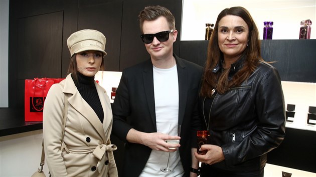 Mahulena dorazila na otevení luxusního obchodu s parfémy bez partnera.