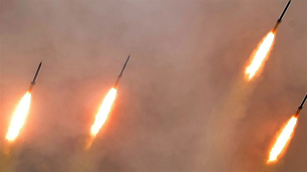 Kim ong-un byl s odpalem pti balistických stel nadmíru spokojen.