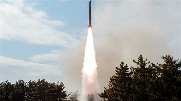 Kim ong-un byl s odpalem pti balistických stel nadmíru spokojen.