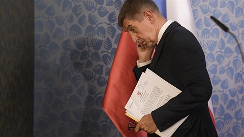 Premiér Andrej Babi odchází 15. bezna 2020 v Praze z tiskové konference po...