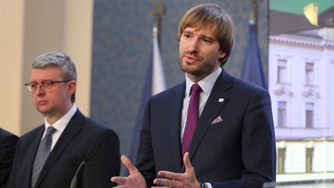 Ministr zdravotnictví Adam Vojtěch (ANO) potvrdil uzavření všech škol, kromě...