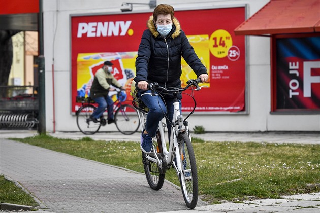 Dchodci na kolech na cest z obchodu s potravinami 19. bezna 2020 v Lysé nad Labem na Nymbursku. 