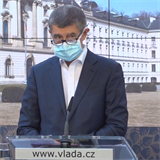 Andrej Babiš na tiskové konferenci znovu v roušce.