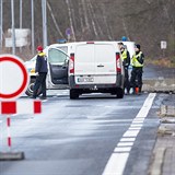 Policisté hlídkují 14. března 2020 ráno na uzavřeném česko-německém hraničním...