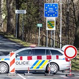Policisté hlídkují 14. března 2020 na uzavřeném česko-německém hraničním...