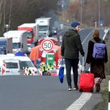 Pár Němců míří pěšky 14. března 2020 na česko-německou hranici na přechodu...