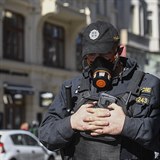Policista s respirátorem hlídkoval 14. března 2020 v centru Prahy.