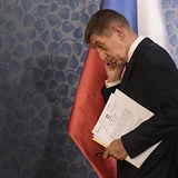 Premiér Andrej Babiš odchází 15. března 2020 v Praze z tiskové konference po...