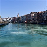 Z Benátek sice koronavirus vyhnal turisty, díky čemuž se až zázračně vyčistila...