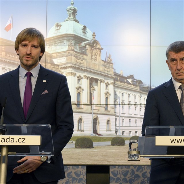 Předseda vlády Andre Babiš (vpravo) a ministr zdravotnictví Adam Vojtěch...
