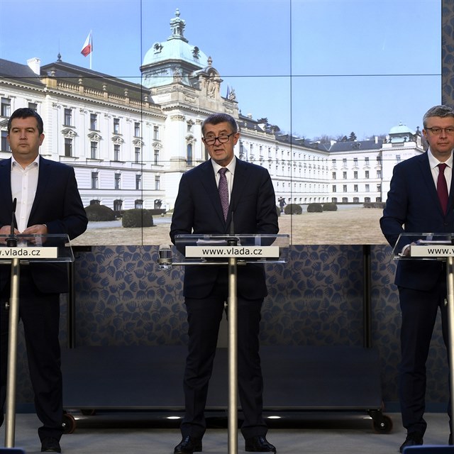 Zleva ministr vnitra Jan Hamek, premir Andrej Babi a ministr prmyslu a...