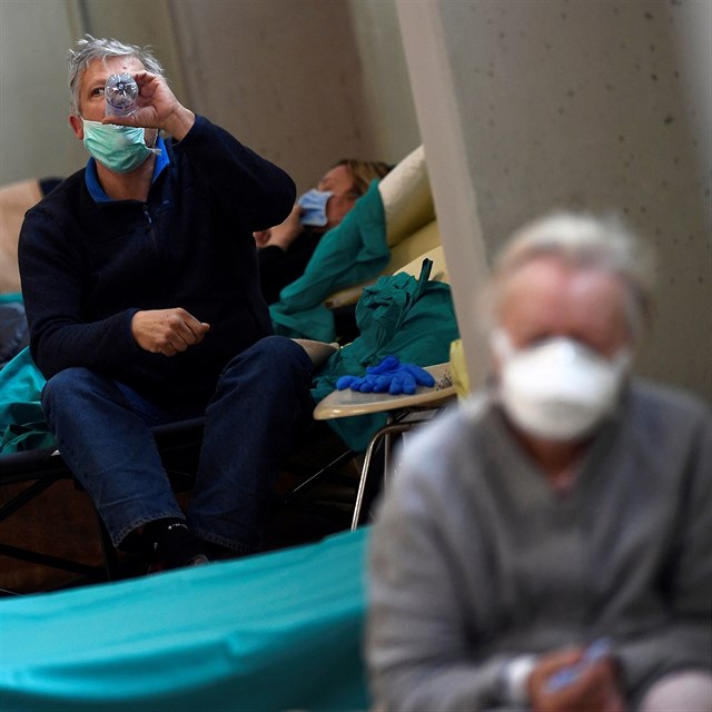 Nemocnice na severu Itálie jsou beznadějně přeplněné.