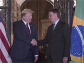 Takhle si Donald Trump potásl rukou s brazilským prezidentem.
