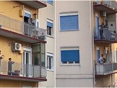 Italové zpívají a tancují na balkónech.