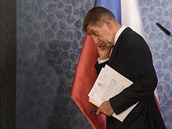 Premiér Andrej Babi odchází 15. bezna 2020 v Praze z tiskové konference po...