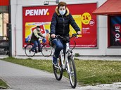 Dchodci na kolech na cest z obchodu s potravinami 19. bezna 2020 v Lysé nad...