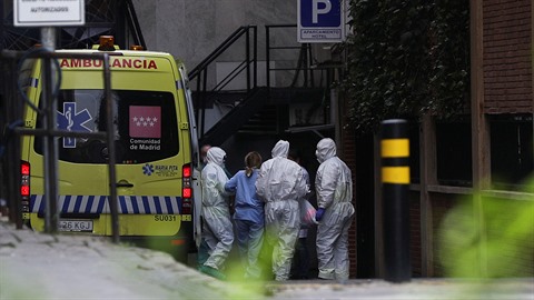 Nemocnice ve Španělsku pandemii koronaviru nezvládají.