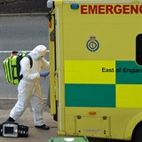Britští záchranáři bojují s koronavirem