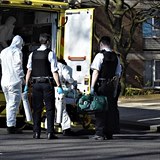 Britští záchranáři bojují s koronavirem