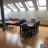 Apartmán v pražském Karlíně o rozloze téměř 100 metrů čtverečních si můžete...