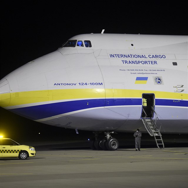 Na pardubickm letiti 21. bezna 2020 pistl letoun An-124 Ruslan se...