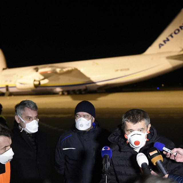 Premir Andrej Babi (vpravo) hovo s novini na pardubickm letiti pot, co...