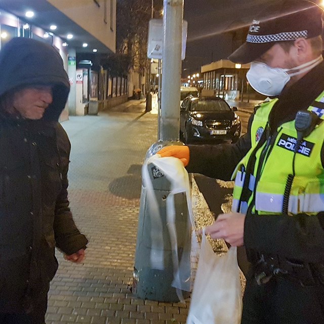 Policist rozdvaj rouky bezdomovcm.