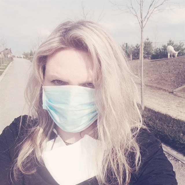 Jana Peterkov tvrd, e byla napadena hackerem a e video o koronaviru je ryvek z divadeln hry. Au.