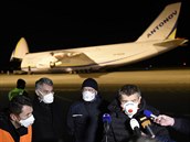 Premiér Andrej Babi (vpravo) hovoí s novinái na pardubickém letiti poté, co...