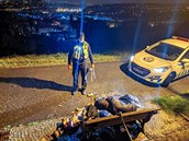 Stráníci v Praze rozdávají bezdomovcm rouky, leckdy úpln zbyten.