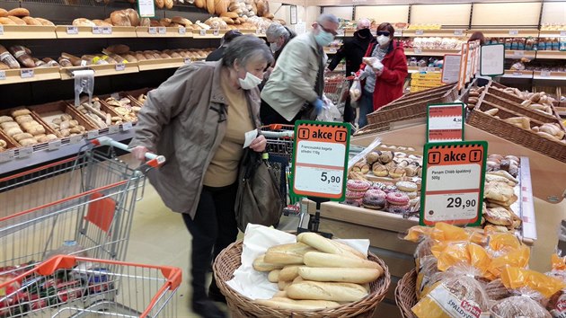 Vlda chce vyhrazenm asem v supermarketech chrnit seniory ped koronavirem.