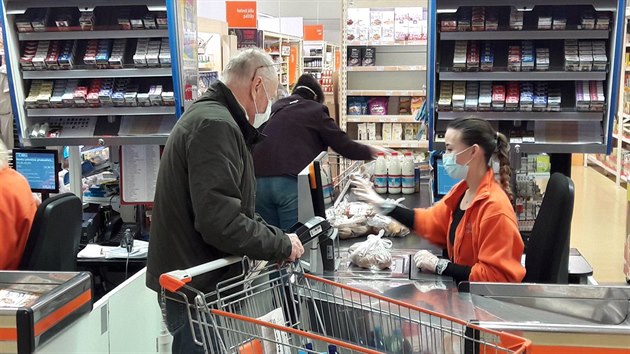 Svaz obchodu i ást veejnosti se bouí proti obchodm zaveným v nedli.