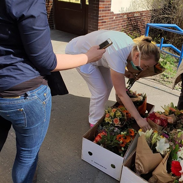 Martina Fischerová pipravila kytice pro zdravotníky z Nemocnice Na Bulovce.