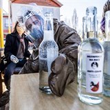 Skauti rozlévají dezinfekci do lahví, která je pak rozdávána občanům pražských...