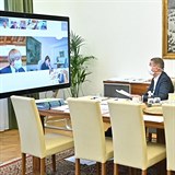 Andrej Babi bhem videokonferenc.