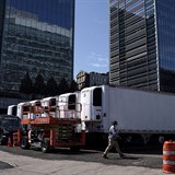 V ulicích New Yorku stojí chladírenské vozy. Slouží jako márnice.