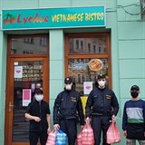 Policistm a zchranm va i lid z Lychee Bistra z praskho Smchova.