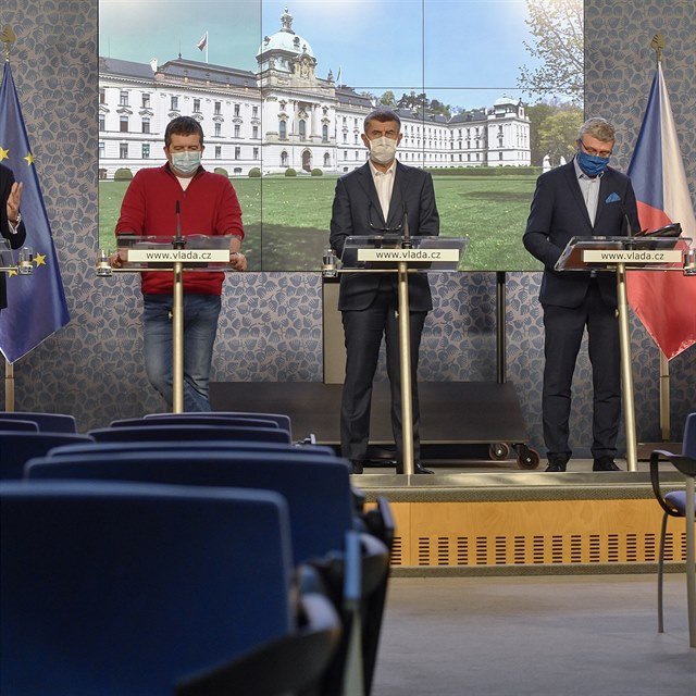 Zleva ministr zdravotnictv Adam Vojtch, ministr vnitra a pedseda stednho...