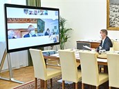 Andrej Babi bhem videokonferencí.