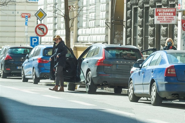 Kdy Ondra vystupoval z auta, rouku ml sundanou. I Táa si ji nasazovala a...