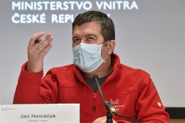 Jan Hamáček v souvislosti s lidmi v ulicích pouští hromy a blesky.